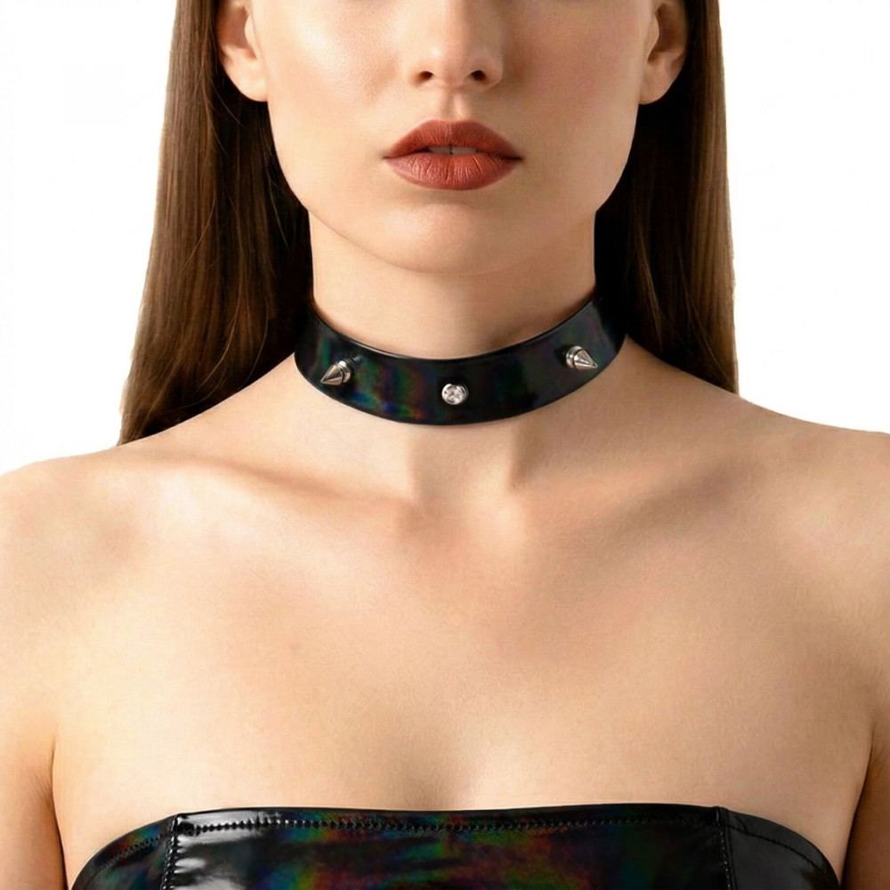  - Лакований чокер з шипами Art of Sex - Mistress, колір чорний з ефектом голограми, розмір S