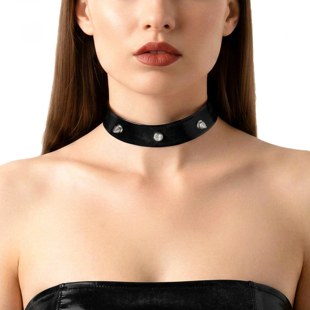  - Чокер з шипами Art of Sex - Mistress, колір чорний з ефектом мокрого оксамиту, розмір M