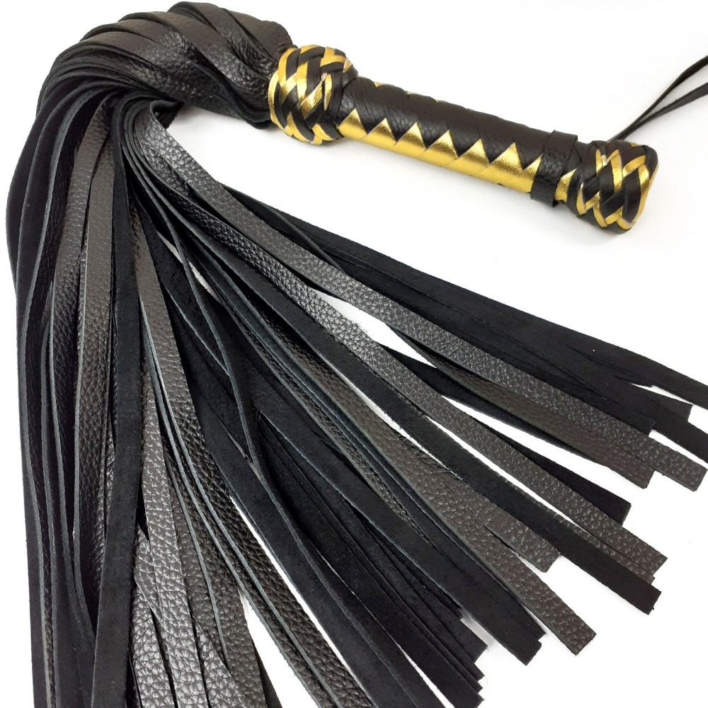 БДСМ плети, шлепалки, метелочки - Черный флоггер классический с золотой рукоятью, натуральная кожа, 50 хвостов, по 50см, рукоятка 20см 1