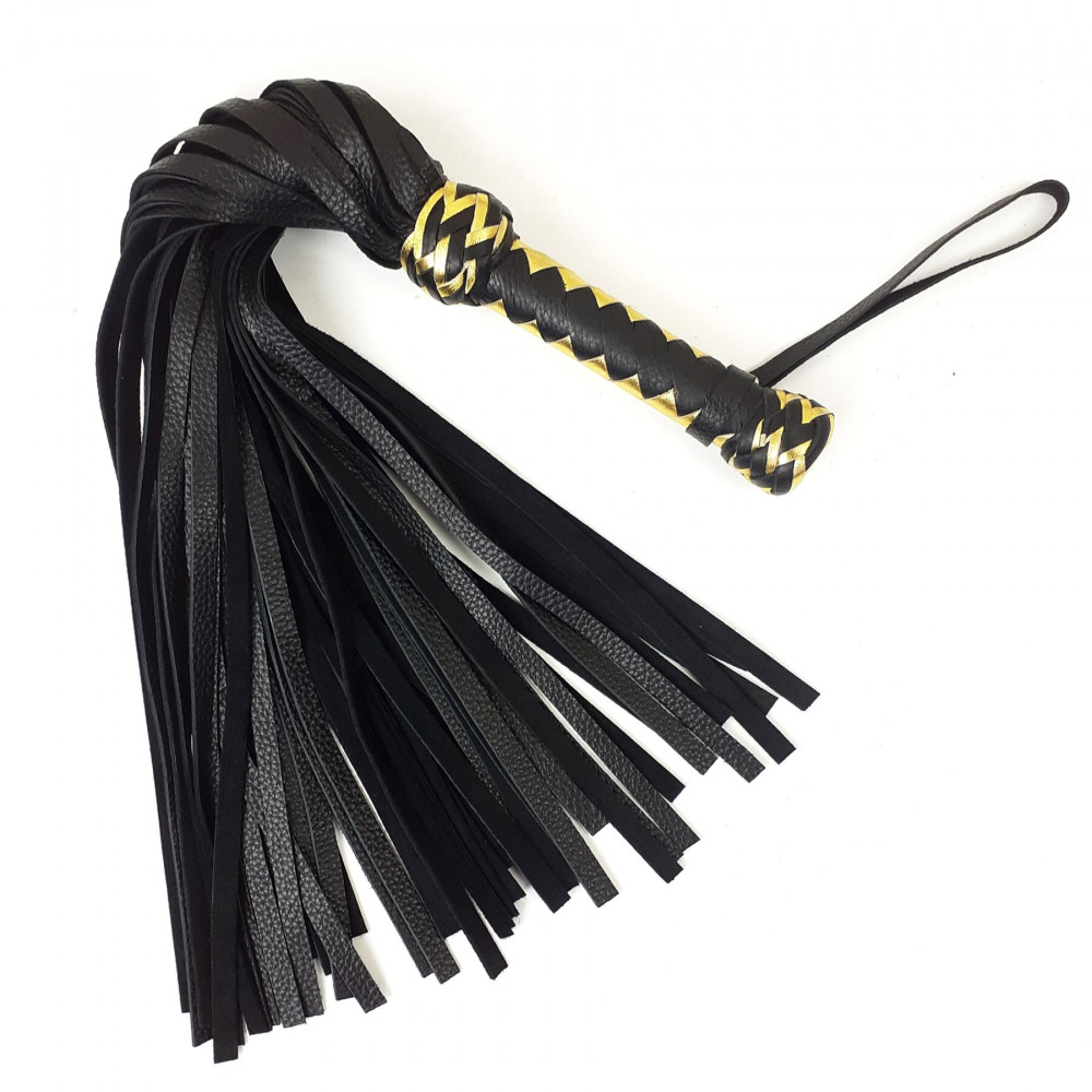 БДСМ плети, шлепалки, метелочки - Черный флоггер классический с золотой рукоятью, натуральная кожа, 50 хвостов, по 50см, рукоятка 20см