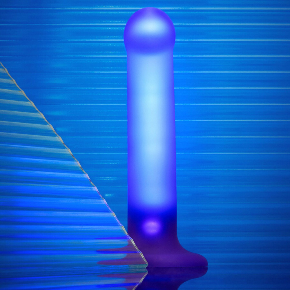 Фалоімітатор - Дилдо, що світиться Strap-On-Me Glow-LED Dildo Purple - M 6