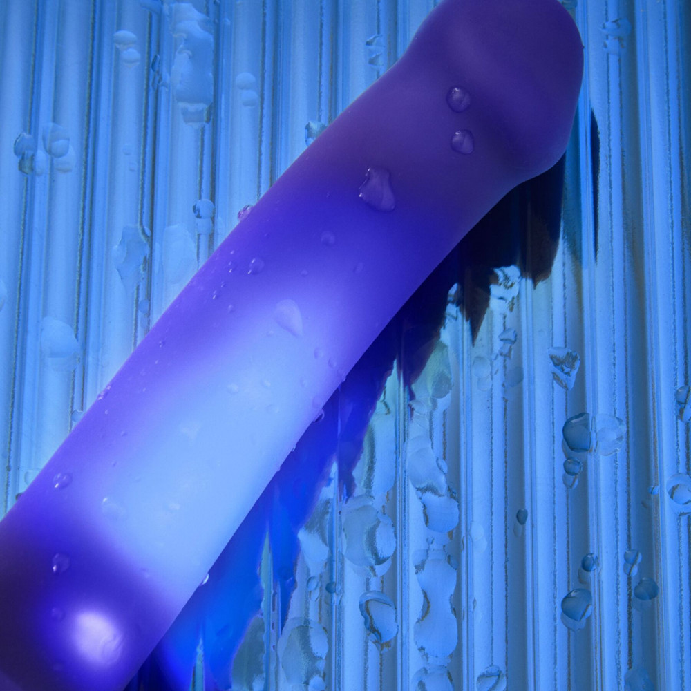 Фалоімітатор - Дилдо, що світиться Strap-On-Me Glow-LED Dildo Purple - M 7