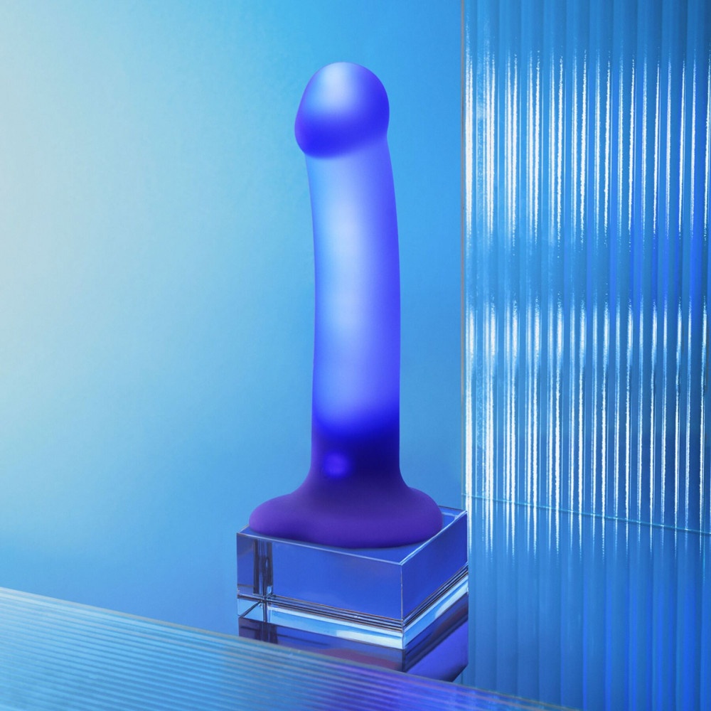 Фалоімітатор - Дилдо, що світиться Strap-On-Me Glow-LED Dildo Purple - M 4