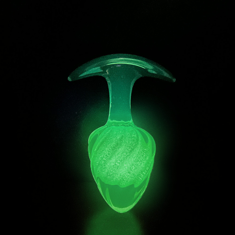 Анальные игрушки без вибрации - Люминесцентная анальная пробка UNIVIBE, силиконовая с шариком внутри, фиолетовая, 9.5 х 3.9 см