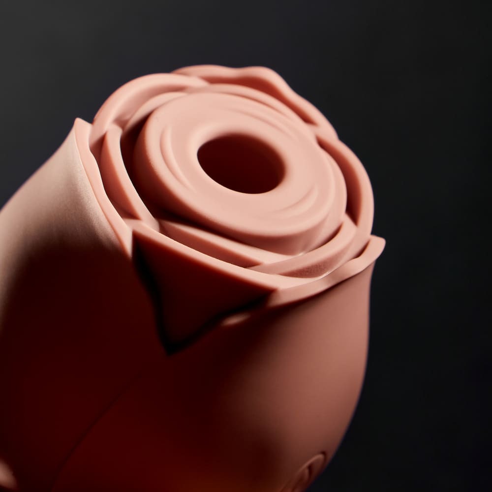 Різне - Вакуумний стимулятор клітора у вигляді троянди Sweet Em Velvet Lure, бежевий 4