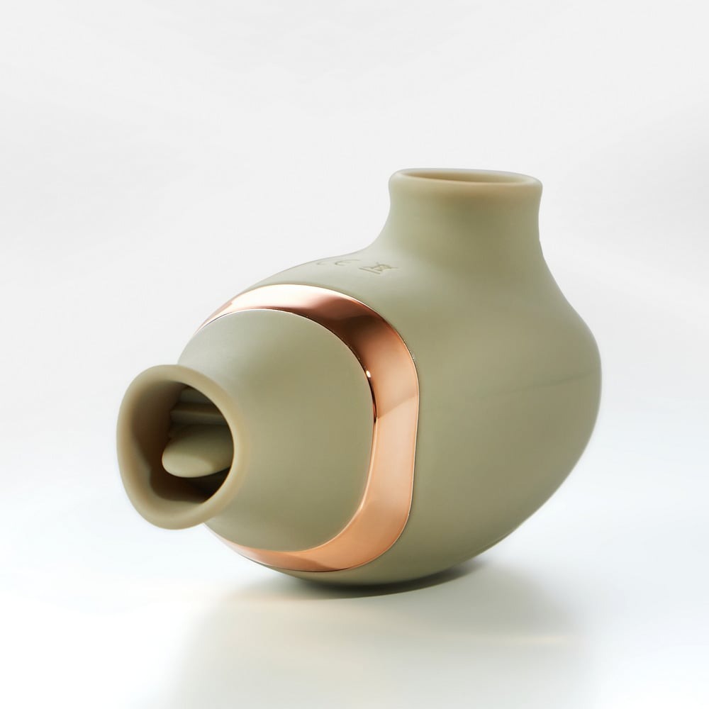 Вибратор-кролик - Вакуумный стимулятор клитора с функцией лизания (подвижный язычек) Sweet Em Velvet Lure, зеленый USB 5