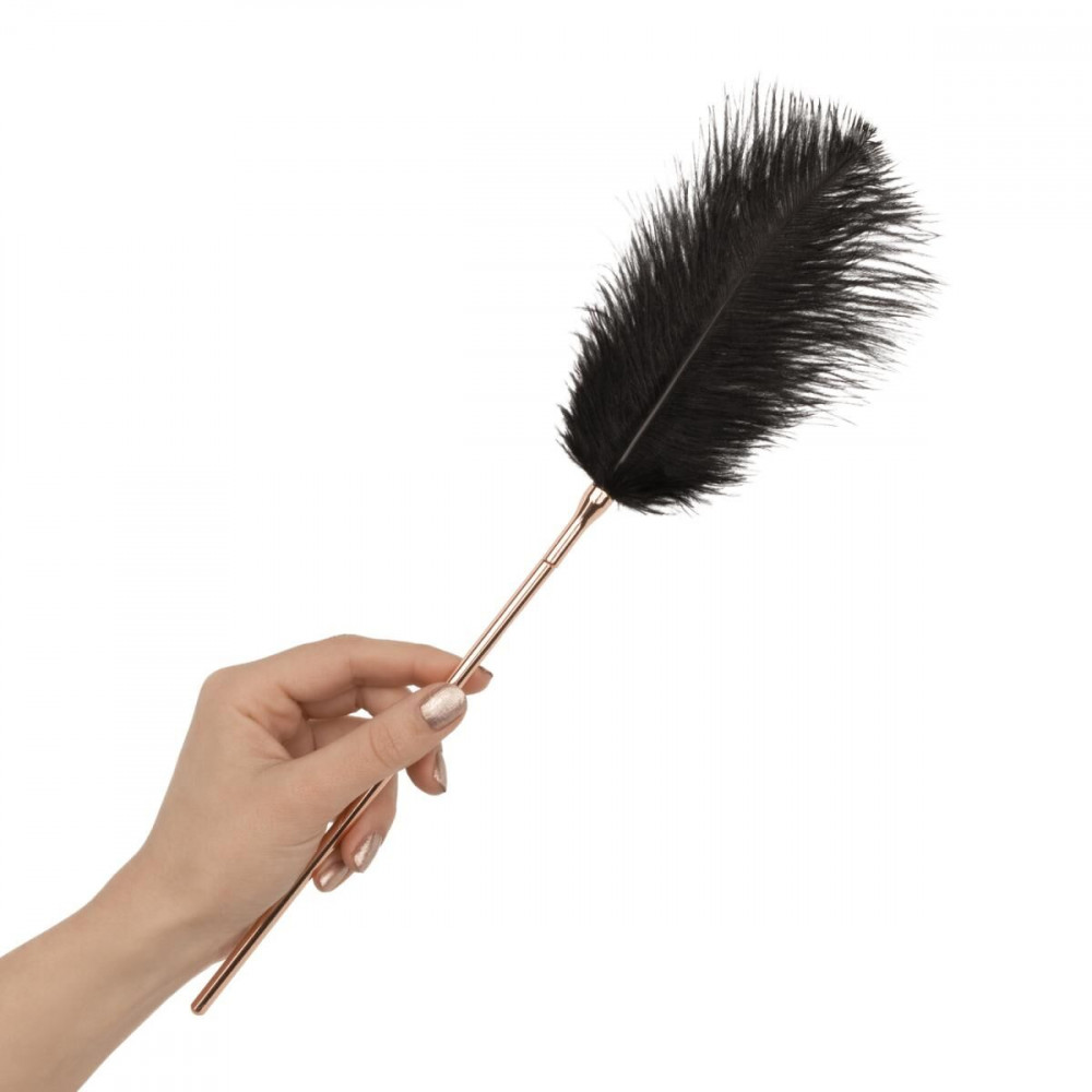 Плети, стеки, флоггеры, тиклеры - Щекоталка с металлическим флоггером Rosy Gold - Feather Tickler & Whip 7