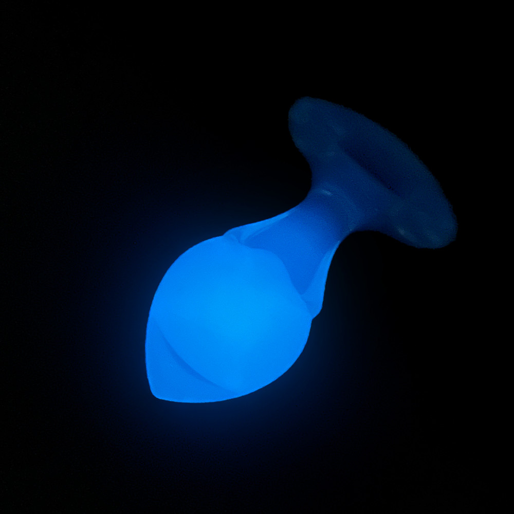 Анальные игрушки без вибрации - Люминесцентная анальная пробка UNIVIBE, силиконовая с шариком внутри, голубая, 9.6 х 4 см 11