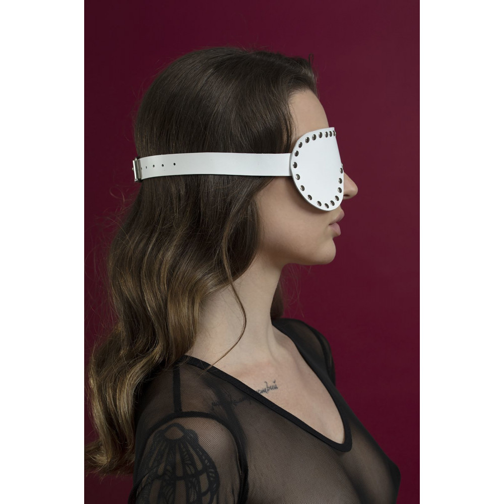 Маски - Маска на глаза с заклепками Feral Feelings - Blindfold Mask, натуральная кожа, белая 2