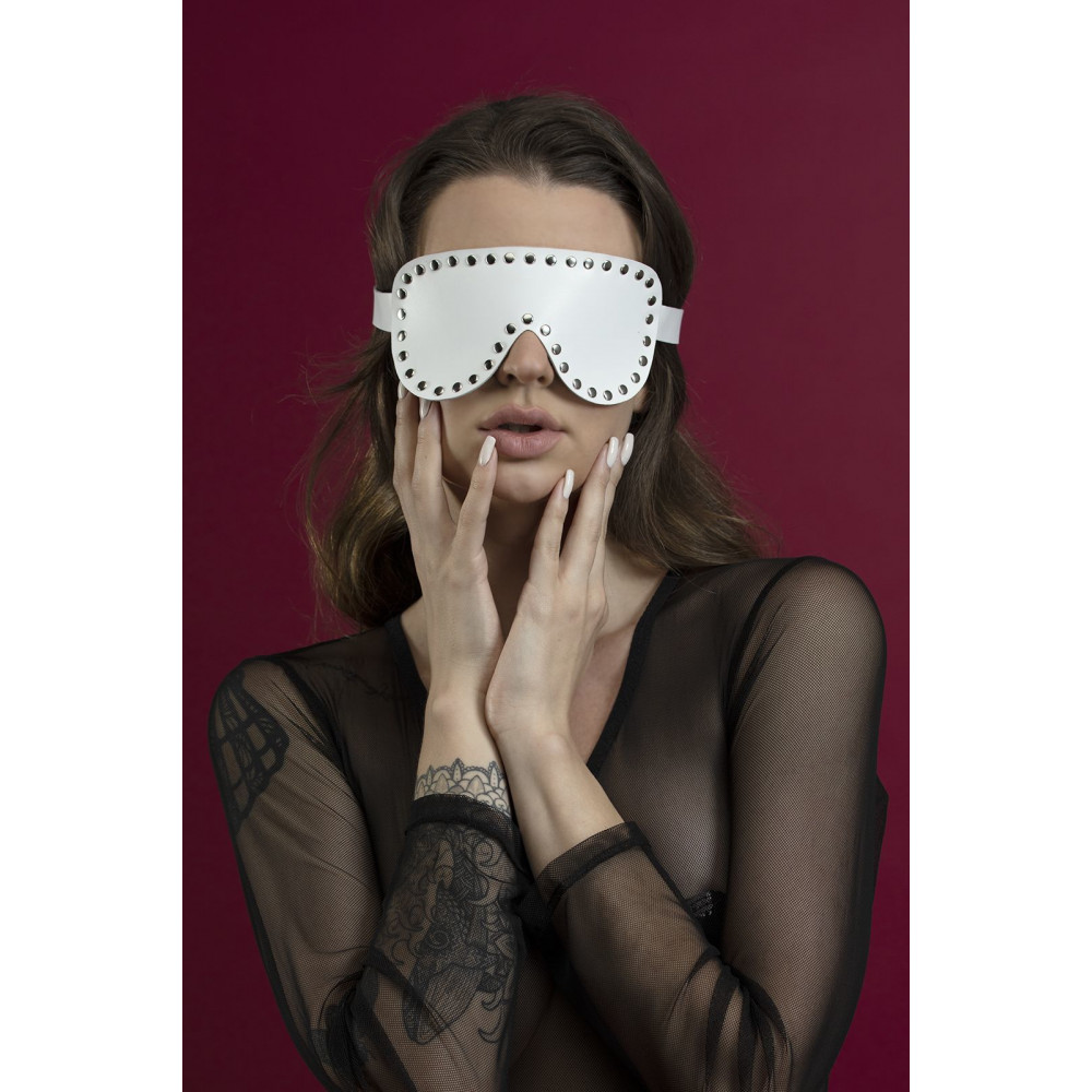 Маски - Маска на глаза с заклепками Feral Feelings - Blindfold Mask, натуральная кожа, белая