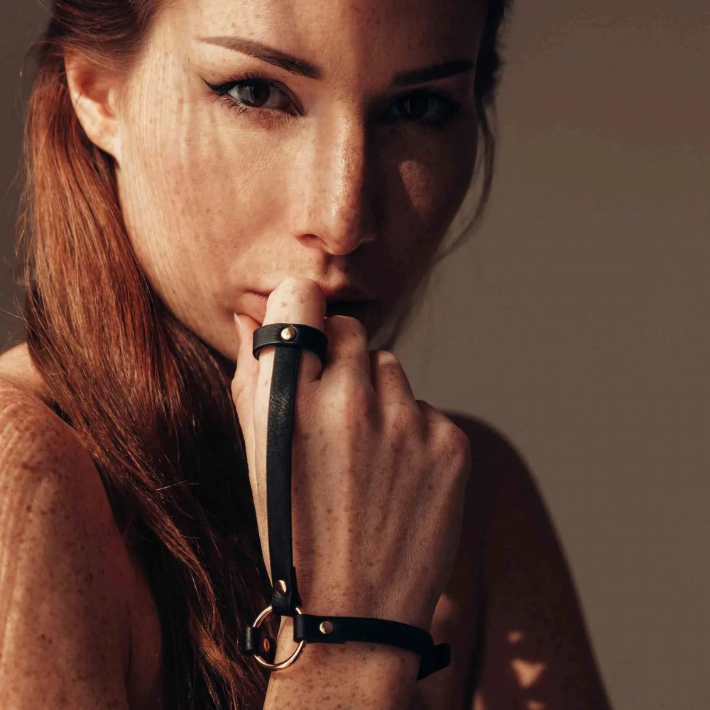 Різне - Пара браслетів на зап'ясті та палець Bijoux Indiscrets MAZE Hand Bracelet Harness Brown, екошкіра 9