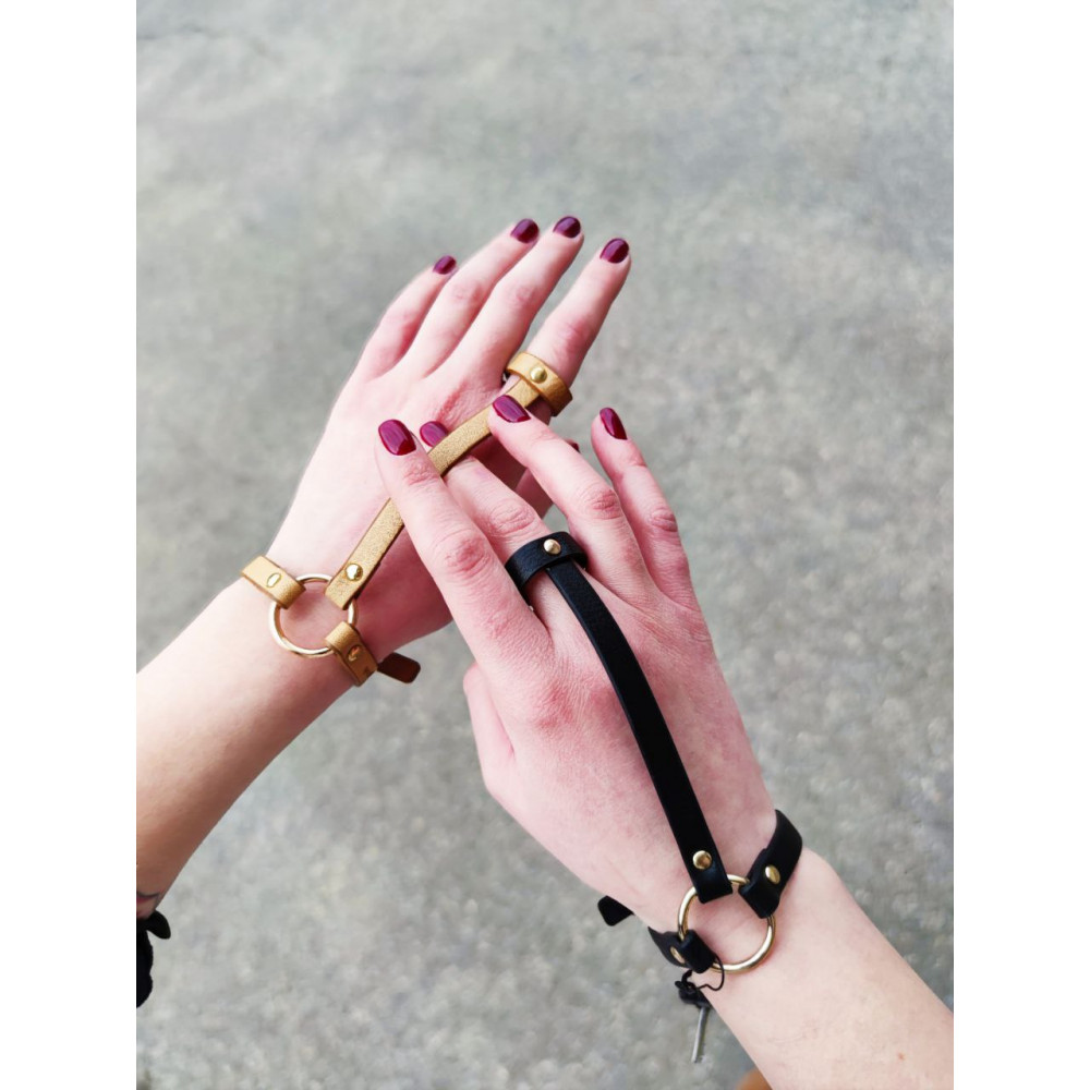 Різне - Пара браслетів на зап'ясті та палець Bijoux Indiscrets MAZE Hand Bracelet Harness Brown, екошкіра 2