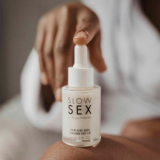 Суха олія для тіла та волосся Slow Sex by Bijoux Indiscrets з мерехтливими частинками