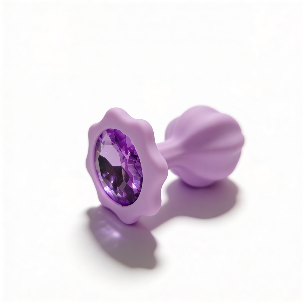 Анальные игрушки без вибрации - Анальная пробка рельефная ALUME, S, лиловая с белым пушком и сменным лиловым камнем, 7 х 2,8 см 5